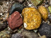 Verschiedenfarbige Steine im Kies an der Costa de Pajaros